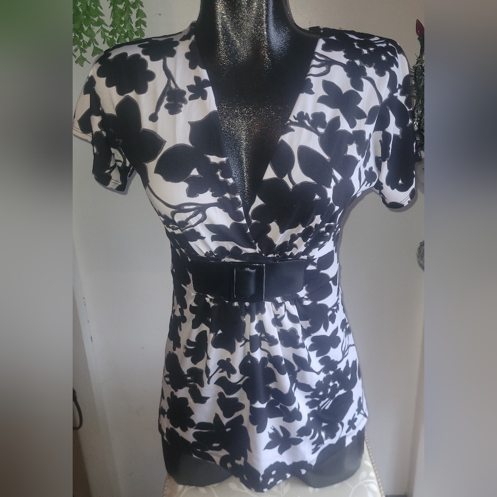Fmx Short Sleeve White and Black Floral Pattern Top Size M